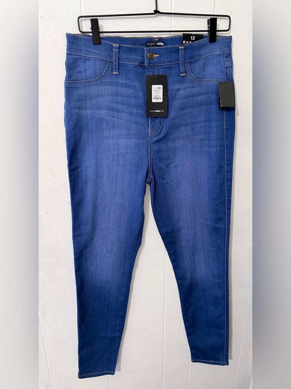 Fashion Nova Skinny Jeans in Medium Blue Wash